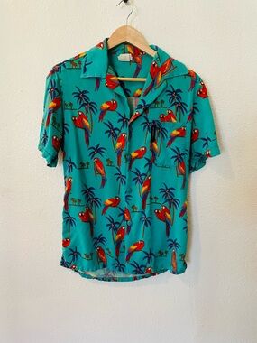 Sisley Paradise Found Magnum PI Short-Sleeve Parrot Print Button-Down Shirt Sz M